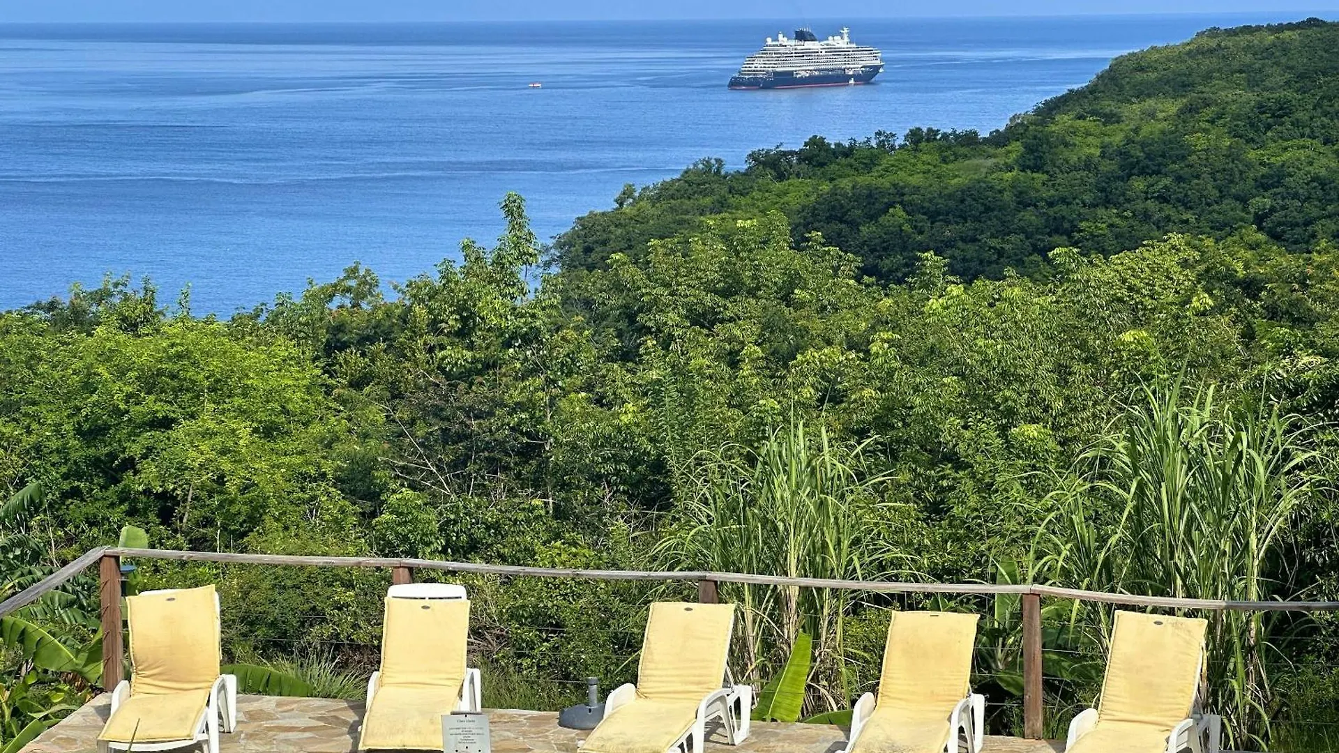 Maison Charmante Avec Vue Sur Mer A Deshaies + Piscine Partagee