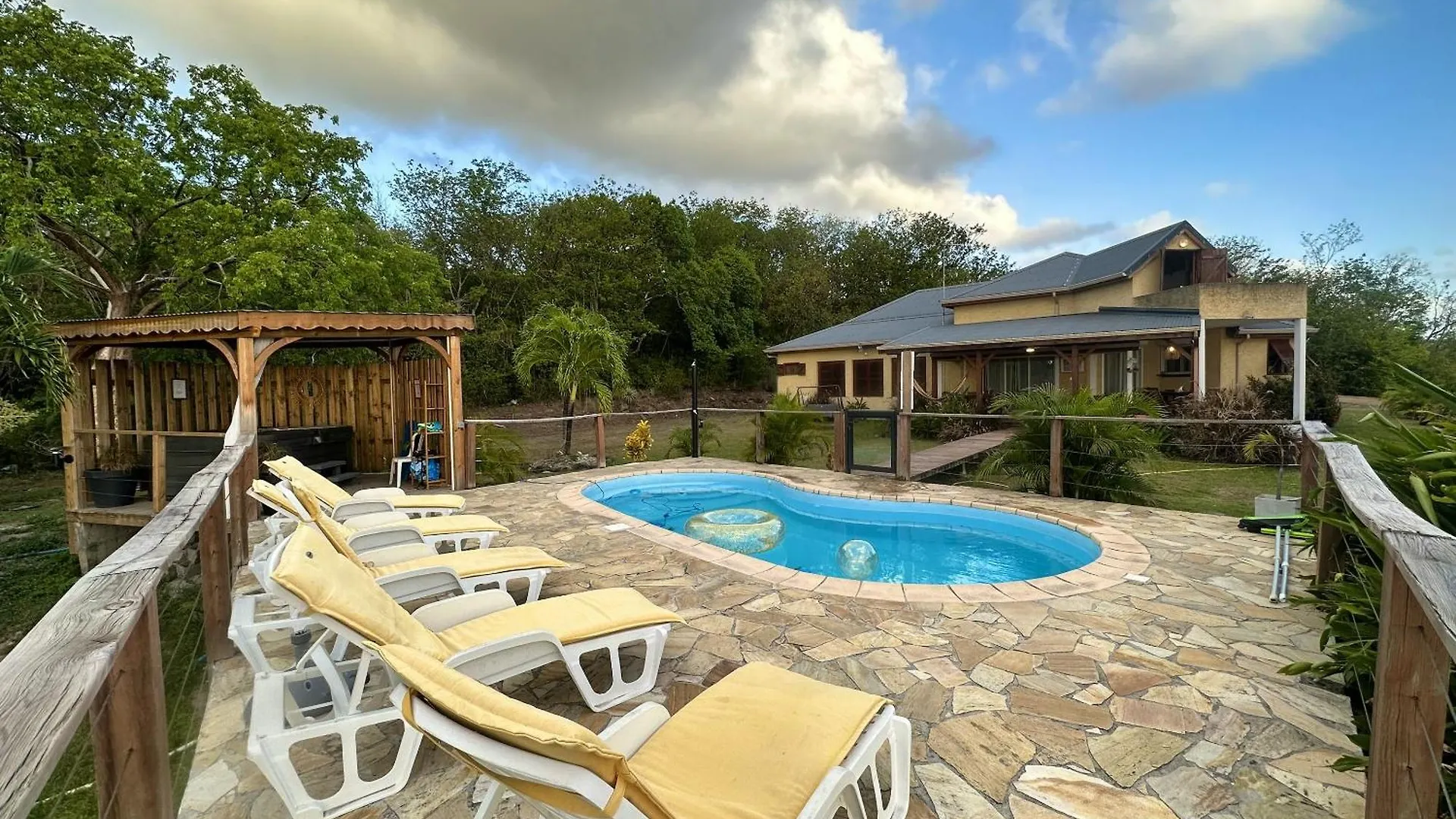 Maison Charmante Avec Vue Sur Mer A Deshaies + Piscine Partagee